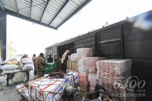 1月19日，濱江物流中心工人將貨品搬運至火車車廂內(nèi)。